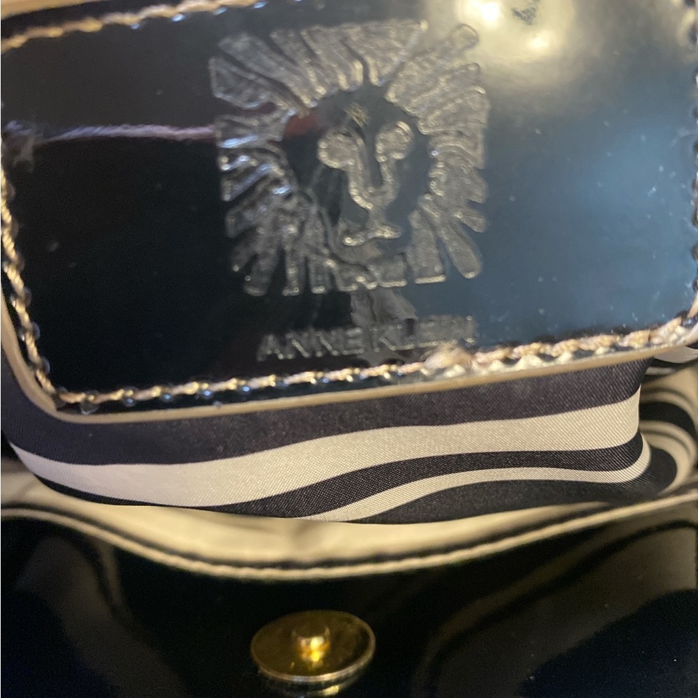 👜 Anne Klein Patent Leather Tote Bag with Graphic Lion Medallion Print - Picture 2 of 8